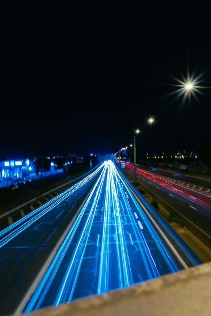 estrada-inteligente-luzes-tecnologia-683x1024 🚨 O Dia Em Que A Tecnologia Quase Dominou O Mundo!