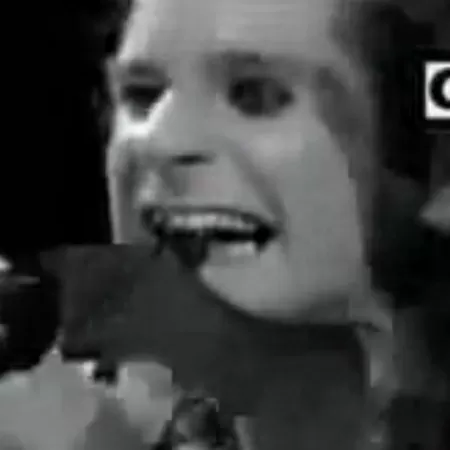 jan1982-durante-um-show-em-iowa-nos-estados-unidos-ozzy-osbourne-mordeu-a-cabeca-de-um-morcego-que-estava-vivo-o-cantor-disse-que-o-animal-era-de-pl 🦇 13 Fatos Surpreendentes sobre Ozzy Osbourne
