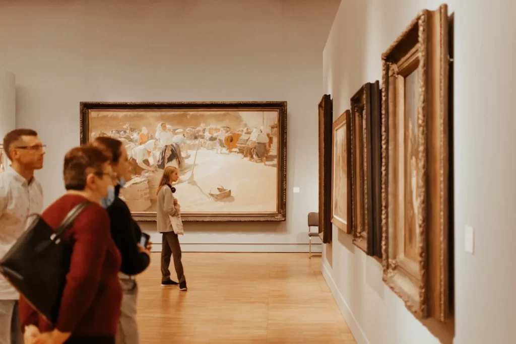 publico-em-exposicao-de-arte-classica-1024x683 🖼️ Quadro em Branco na Arte Contemporânea: Quando o Vazio Diz Tudo