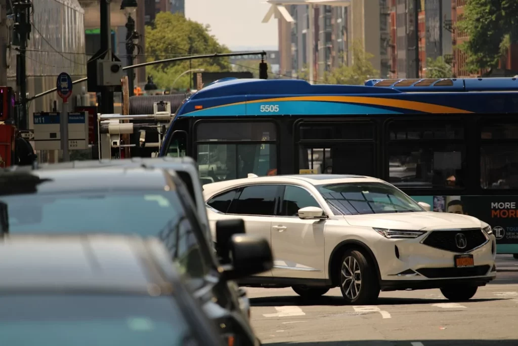 trafego-urbano-carros-onibus-tecnologia-1024x683 🚨 O Dia Em Que A Tecnologia Quase Dominou O Mundo!